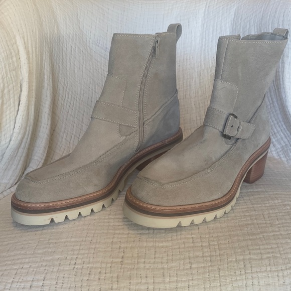 NWOT - Bernardo Sonja Leather Lug Boots - Picture 5 of 11